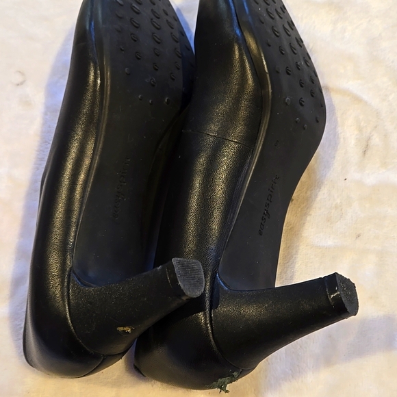Woman's Easy Spirit HEELS - Picture 8 of 10